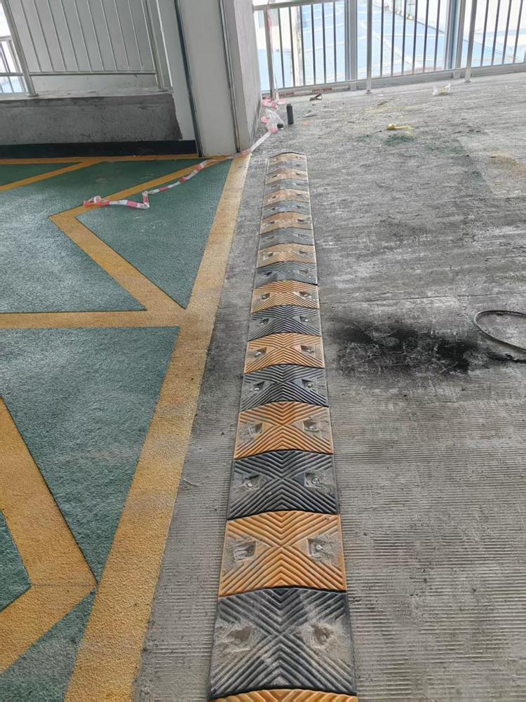 绍兴汽车城减速带安装