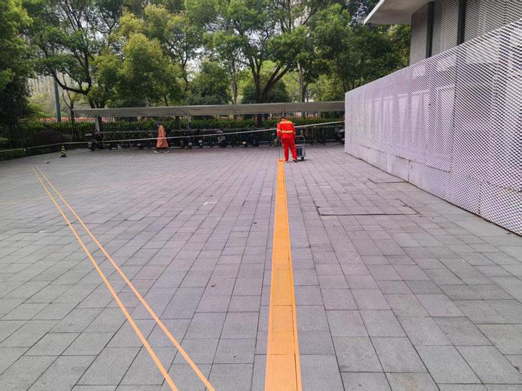 阿里巴巴西溪园区 A2 消防通道网格线施工